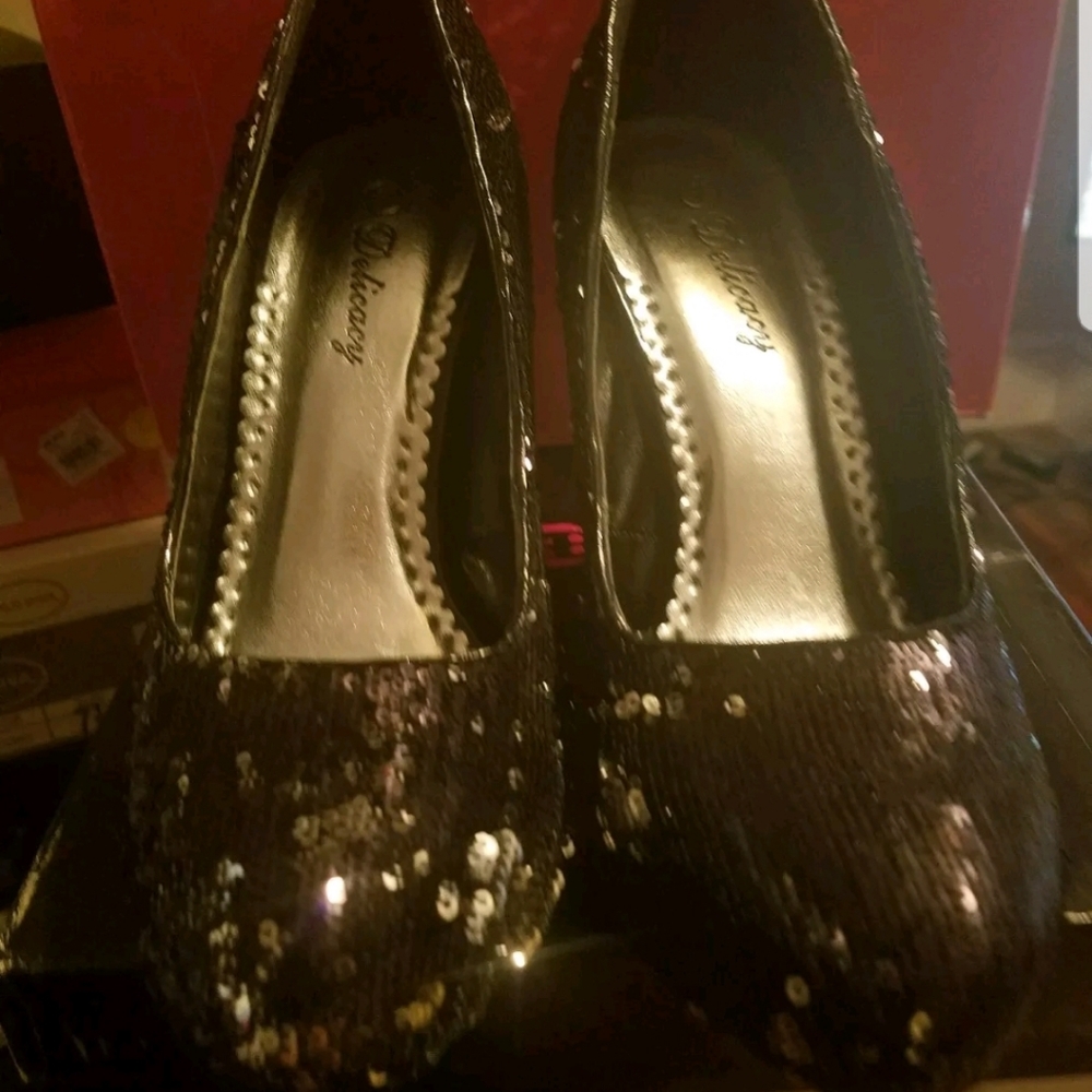 Black pumps